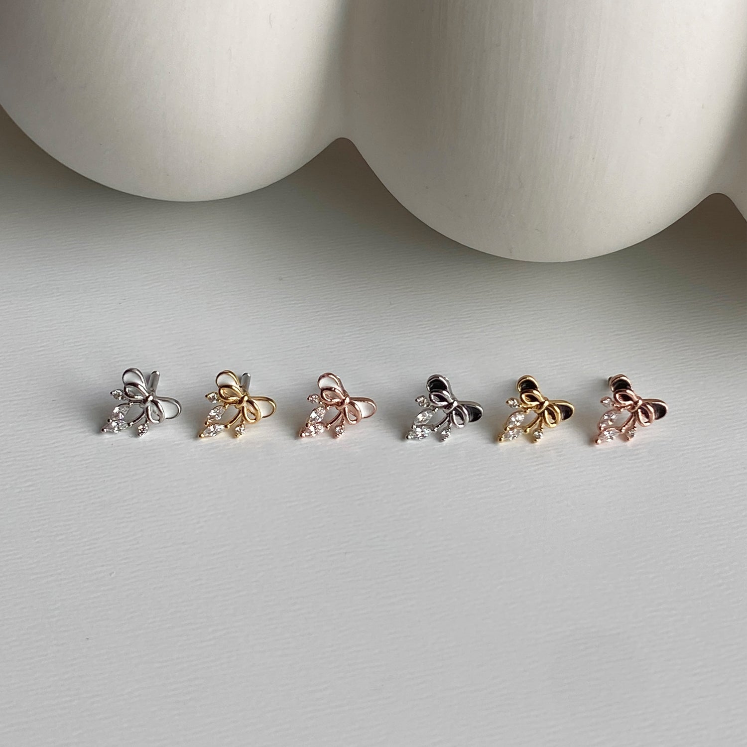 A5 299 キュービックブラックホワイトリボンピアス