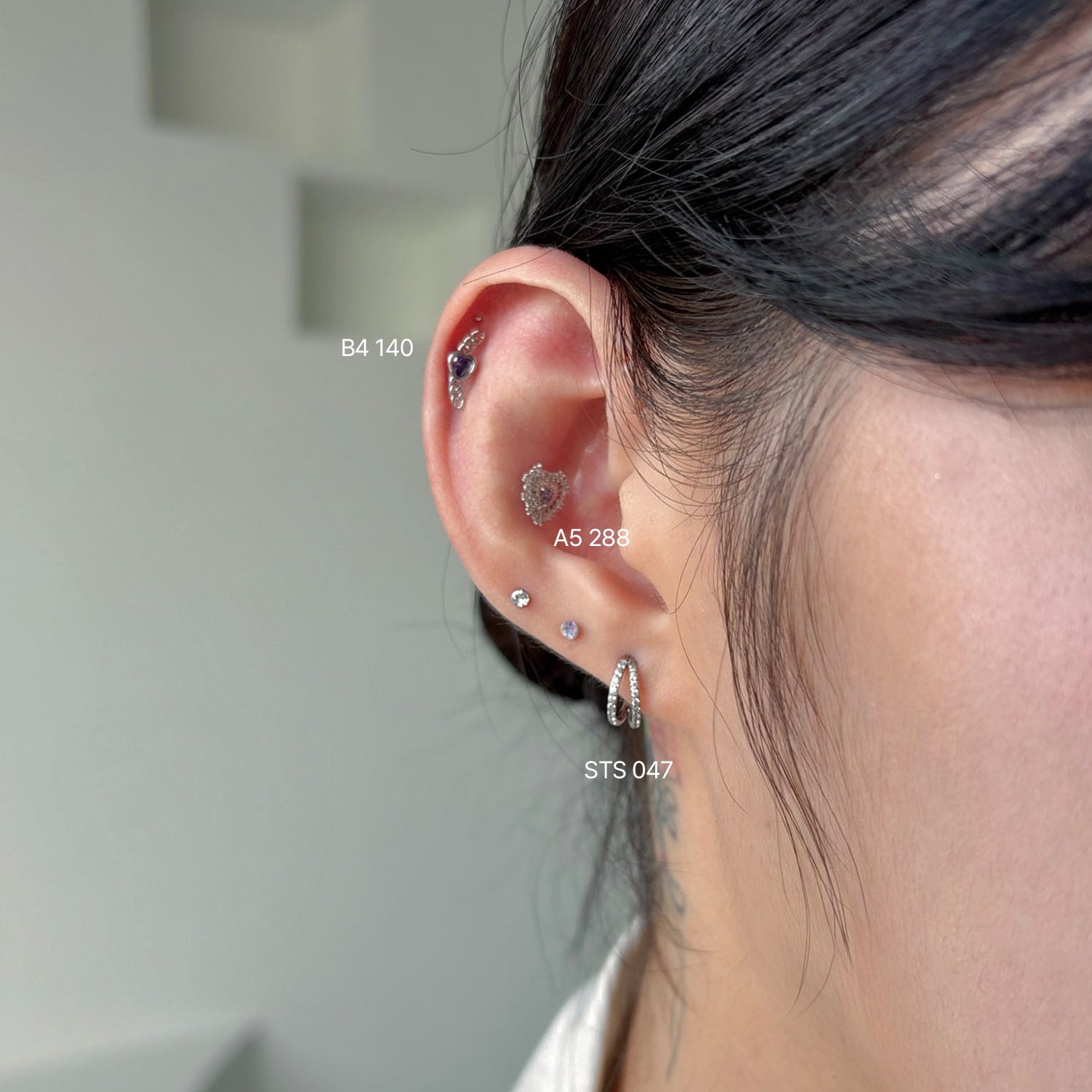 B4 140 チェーンミニハートキュービックピアス