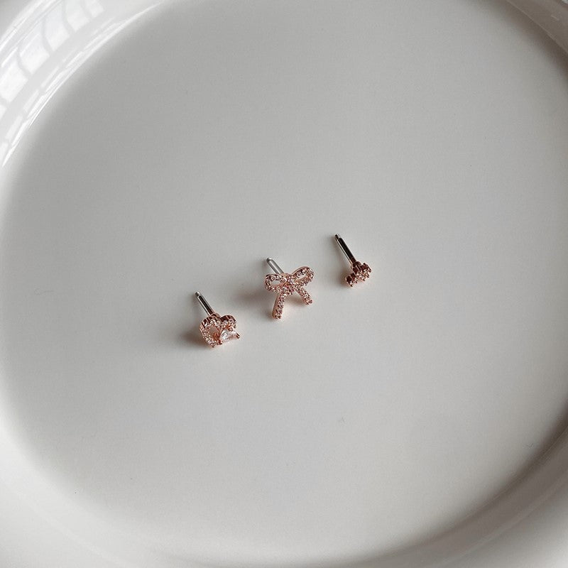 ラグジュアリー キュービック ポイント ライン ハート ピアス (럭셔리 큐빅 포인트 라인 하트 피어싱)