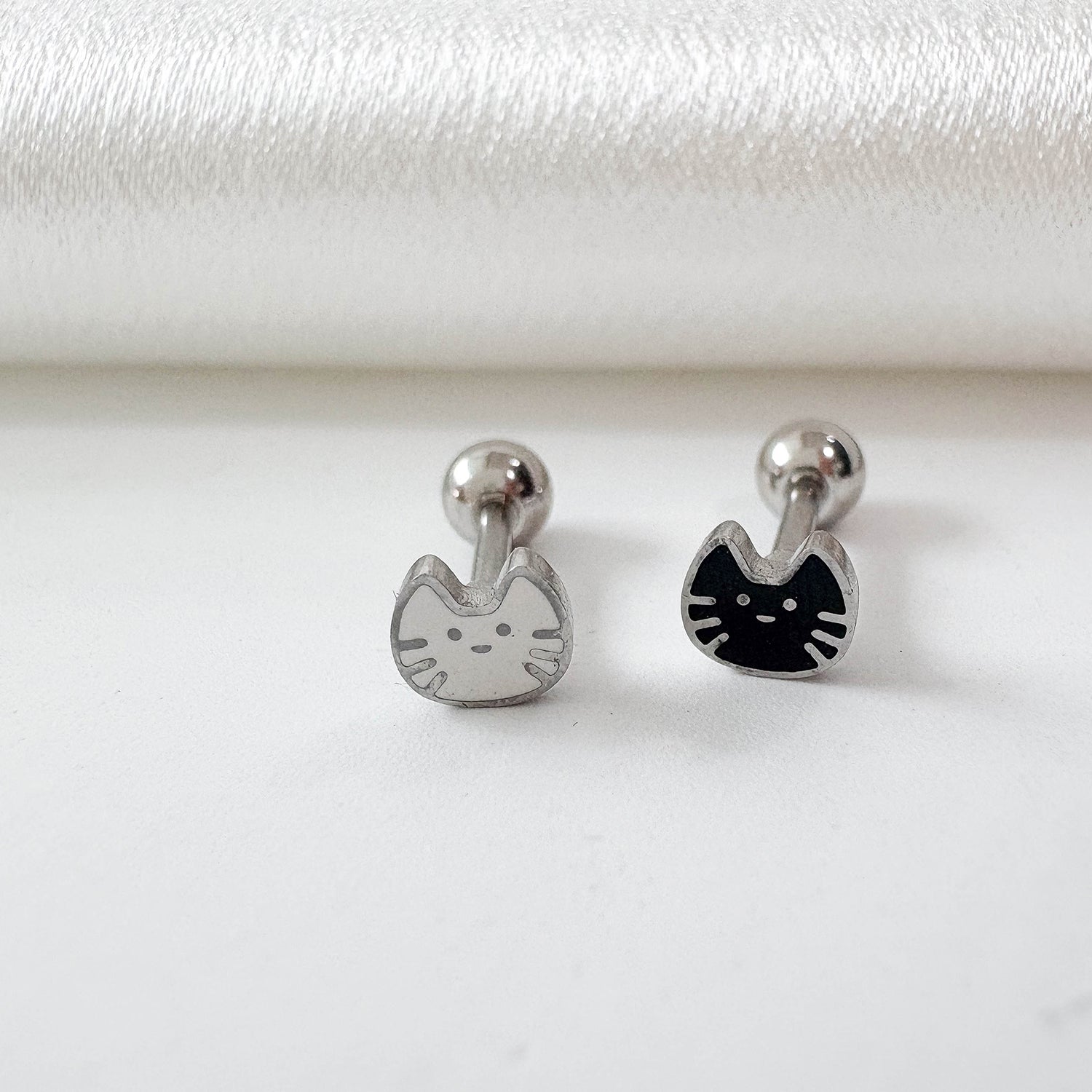 B3 029 サージカルエポキシミニ猫ピアス