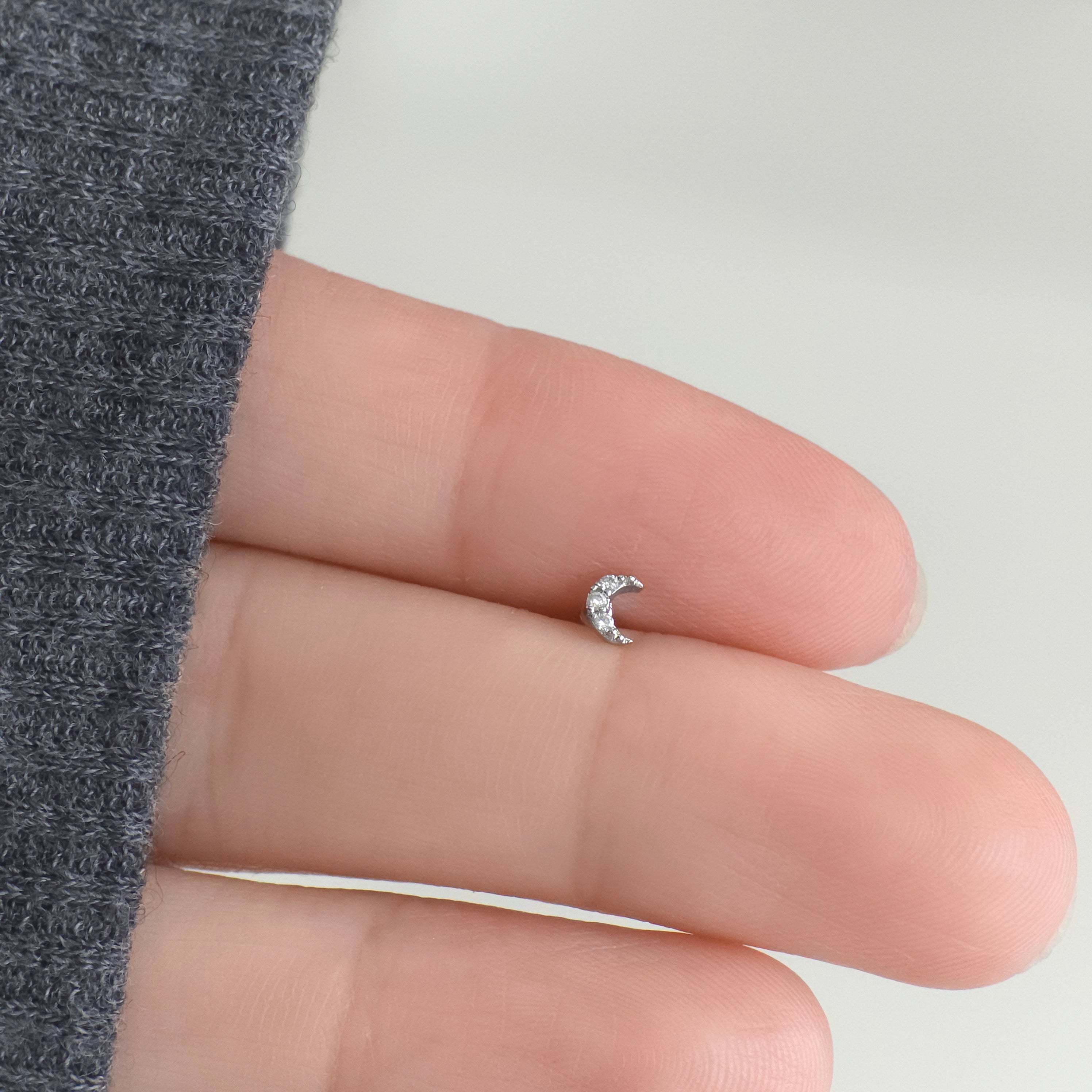 A8 291 キュービックミニムーンピアス