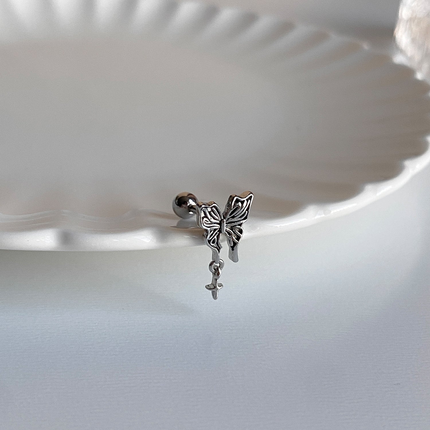 theminis ドロップ 蝶 真鍮 ピアス 韓国ピアス b3 155