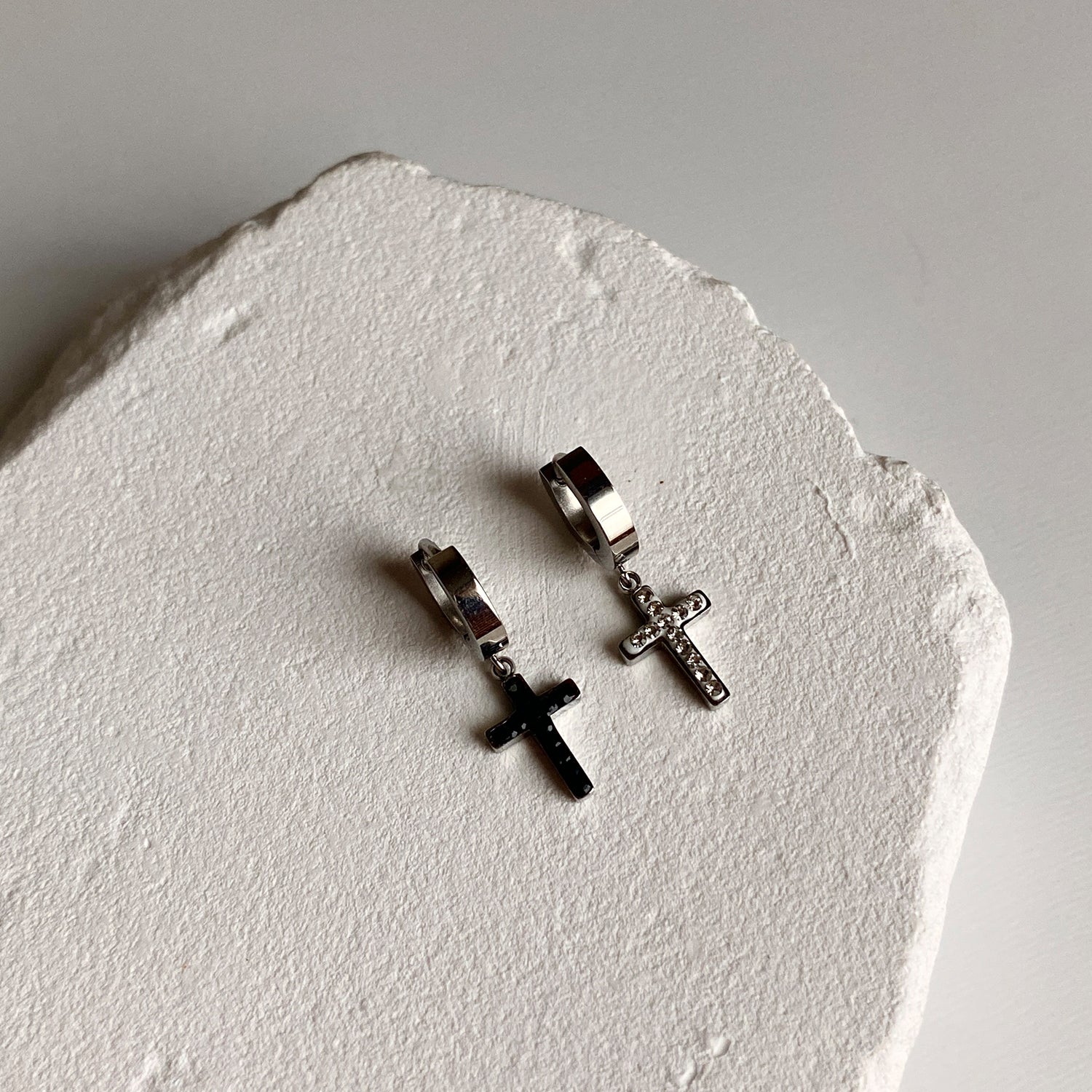 theminis ドロップ クロス サージカルステンレス ピアス 金属アレルギー対応 a9 118