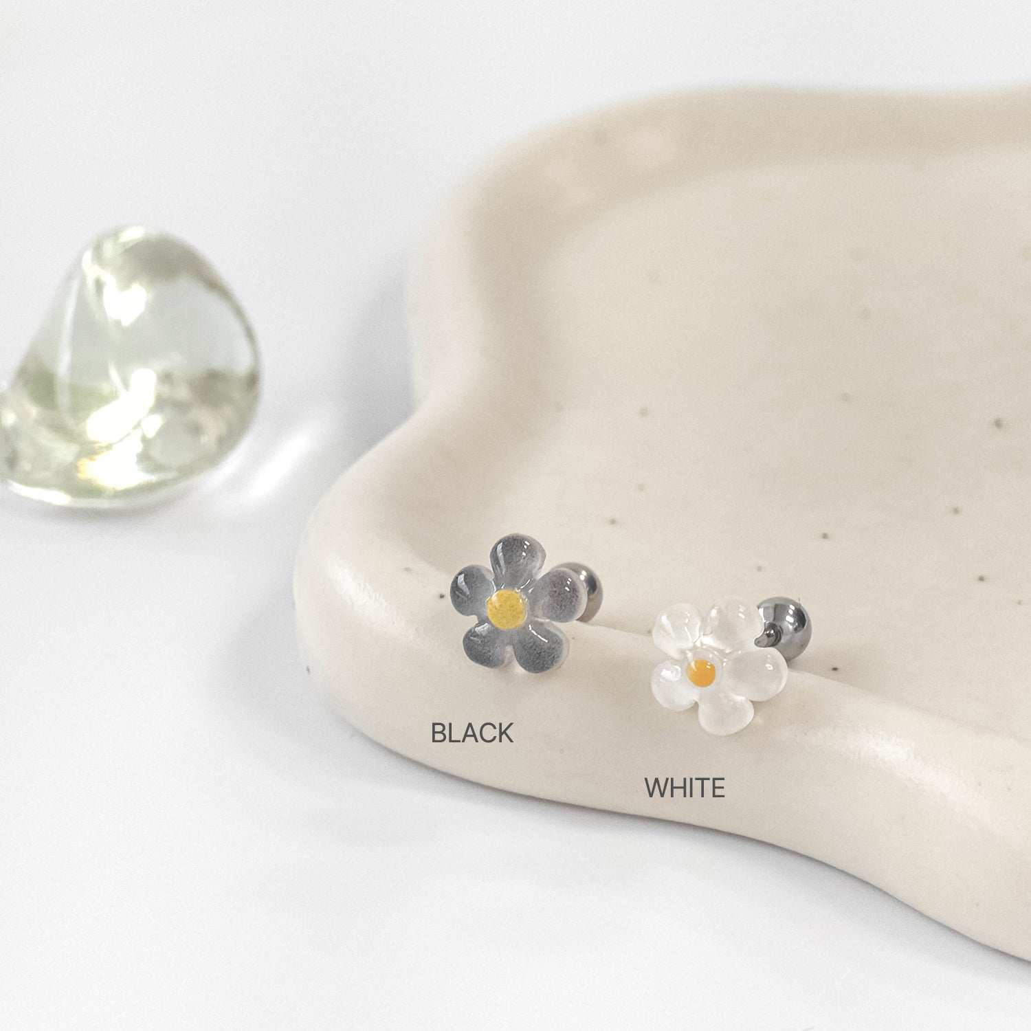 MK 068-3 シアーアクリルフラワーピアス