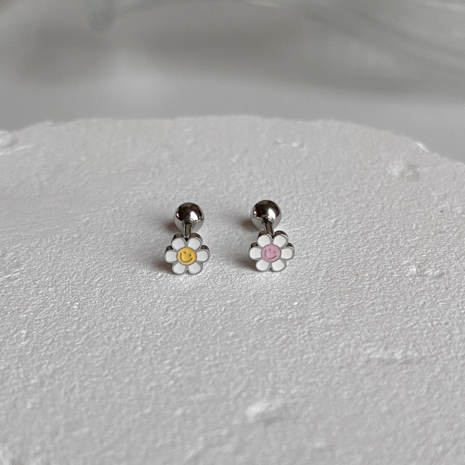 theminis フラワー エポキシ サージカルステンレス ピアス 金属アレルギー対応 b3　025