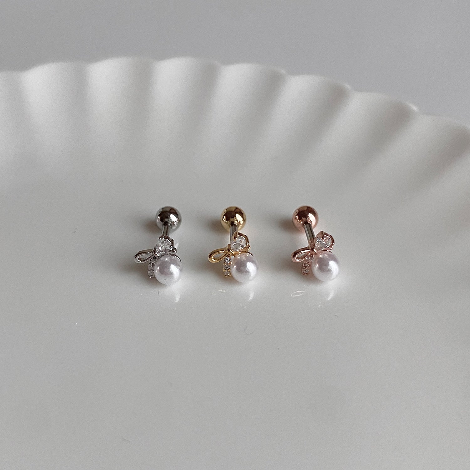 theminis リボン 真鍮 キュービックジルコニア  アクリルパール ピアス 軟骨ピアス a8 252 